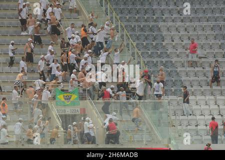 Curitiba, Brazil. 16th Nov, 2021. Fight between fans during Athletico (PR) and Atlético (MG). Match valid for the 33rd round of the 2021 Brazilian Championship.Estádio Joaquim Américo Guimarães. Curitiba, PR. Credit: Reinaldo Reginato/FotoArena/Alamy Live News Stock Photo