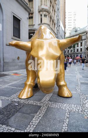 São Paulo, Brazil, 16/11/2021, B3 (Brazilian Stock Exchange) inaugurates the Golden Bull sculpture in the historic center of São Paulo Inspired by the Bull of Wall Street, the sculpture stands in front of the B3 building, on XV de Novembro Street. The Brazilian version of the Wall Street bull was built on a tubular metallic structure with high-density fiberglass multilayers and anti-corrosive paint. The Taurus is 5.10 meters long, 3 meters high and 2 meters wide. (Photo: Vanessa Carvalho/Brazil Photo Press) Credit: Brazil Photo Press/Alamy Live News Stock Photo