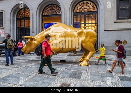 São Paulo, Brazil, 16/11/2021, B3 (Brazilian Stock Exchange) inaugurates the Golden Bull sculpture in the historic center of São Paulo Inspired by the Bull of Wall Street, the sculpture stands in front of the B3 building, on XV de Novembro Street. The Brazilian version of the Wall Street bull was built on a tubular metallic structure with high-density fiberglass multilayers and anti-corrosive paint. The Taurus is 5.10 meters long, 3 meters high and 2 meters wide. (Photo: Vanessa Carvalho/Brazil Photo Press) Credit: Brazil Photo Press/Alamy Live News Stock Photo