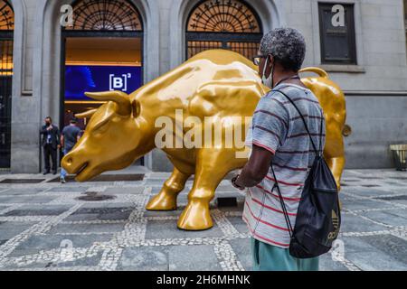 São Paulo, Brazil, 16/11/2021, B3 (Brazilian Stock Exchange) inaugurates the Golden Bull sculpture in the historic center of São Paulo Inspired by the Bull of Wall Street, the sculpture stands in front of the B3 building, on XV de Novembro Street. The Brazilian version of the Wall Street bull was built on a tubular metallic structure with high-density fiberglass multilayers and anti-corrosive paint. The Taurus is 5.10 meters long, 3 meters high and 2 meters wide. (Photo: Vanessa Carvalho/Brazil Photo Press) Credit: Brazil Photo Press/Alamy Live News Stock Photo