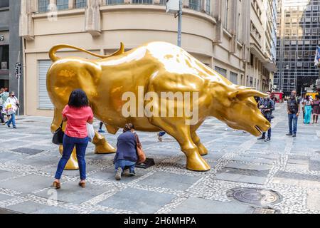 São Paulo, Brazil, 16/11/2021, B3 (Brazilian Stock Exchange) inaugurates the Golden Bull sculpture in the historic center of São Paulo Inspired by the Bull of Wall Street, the sculpture stands in front of the B3 building, on XV de Novembro Street. The Brazilian version of the Wall Street bull was built on a tubular metallic structure with high-density fiberglass multilayers and anti-corrosive paint. The Taurus is 5.10 meters long, 3 meters high and 2 meters wide. (Photo: Vanessa Carvalho/Brazil Photo Press) Credit: Brazil Photo Press/Alamy Live News Stock Photo