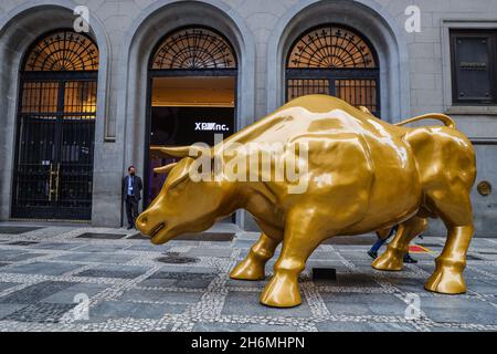 São Paulo, Brazil, 16/11/2021, B3 (Brazilian Stock Exchange) inaugurates the Golden Bull sculpture in the historic center of São Paulo Inspired by the Bull of Wall Street, the sculpture stands in front of the B3 building, on XV de Novembro Street. The Brazilian version of the Wall Street bull was built on a tubular metallic structure with high-density fiberglass multilayers and anti-corrosive paint. The Taurus is 5.10 meters long, 3 meters high and 2 meters wide. (Photo: Vanessa Carvalho/Brazil Photo Press) Credit: Brazil Photo Press/Alamy Live News Stock Photo