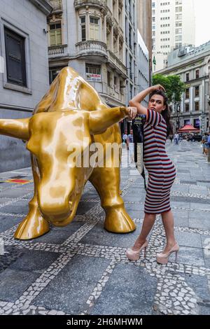 São Paulo, Brazil, 16/11/2021, B3 (Brazilian Stock Exchange) inaugurates the Golden Bull sculpture in the historic center of São Paulo Inspired by the Bull of Wall Street, the sculpture stands in front of the B3 building, on XV de Novembro Street. The Brazilian version of the Wall Street bull was built on a tubular metallic structure with high-density fiberglass multilayers and anti-corrosive paint. The Taurus is 5.10 meters long, 3 meters high and 2 meters wide. (Photo: Vanessa Carvalho/Brazil Photo Press) Credit: Brazil Photo Press/Alamy Live News Stock Photo