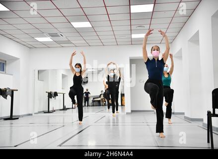 Rome, Italy. 16th Nov, 2021. Students of the national academy of dance attend modern dance class in Rome, Italy, Nov. 16, 2021. The national academy of dance in Rome has begun a new school year recently, with courses carried out both online and offline. Students need to follow COVID-19 preventive measures when attending offline classes, including wearing face masks and maintaining social distancing. Teachers, staff members and students of the academy are obliged to have the COVID-19 Green Pass. Credit: Jin Mamengni/Xinhua/Alamy Live News Stock Photo