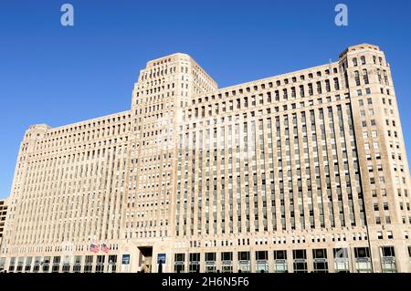 Chicago, Illinois, USA. The Merchandise Mart, built in 1930, on the north shore of the Chicago River.