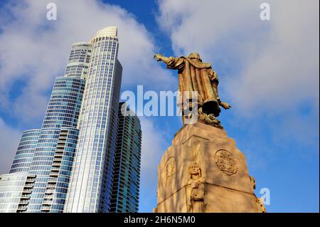 Chicago, Illinois, USA. In contrast, the 62-floor One Museum Park towers over the Christopher Columbus statue in Chicago's Grant Park. Stock Photo