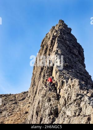 A climber soloing the Inaccessible Pinnacle on Sgurr Dearg on the Cuillin Ridge on the Isle of Skye, Scotland, UK. The In Pin is the hardest of all Sc Stock Photo