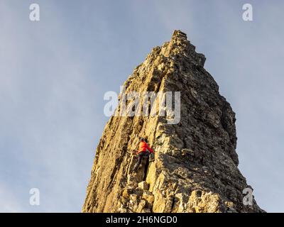 A climber soloing the Inaccessible Pinnacle on Sgurr Dearg on the Cuillin Ridge on the Isle of Skye, Scotland, UK. The In Pin is the hardest of all Sc Stock Photo