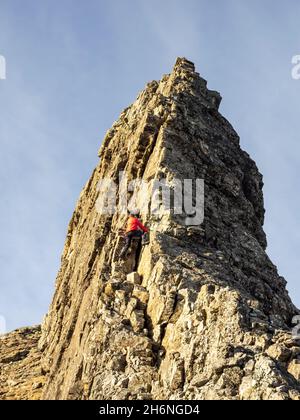 A climber soloing the Inaccessible Pinnacle on Sgurr Dearg on the Cuillin Ridge on the Isle of Skye, Scotland, UK. The In Pin is the hardest of all Sc Stock Photo