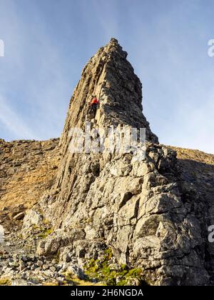 A climber soloing the Inaccessible Pinnacle on Sgurr Dearg on the Cuillin Ridge on the Isle of Skye, Scotland, UK. The In Pin is the hardest of all Sc Stock Photo