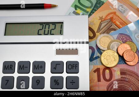 Symbol image Costs 2021, calculator, EURO banknotes and coins, pen, Baden-Wuerttemberg, Germany Stock Photo