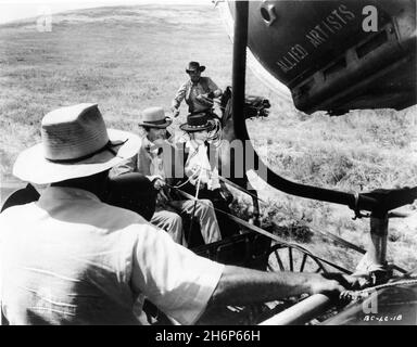 Director WILLIAM WYLER on set location candid filming GREGORY PECK CARROLL BAKER and CHUCK HAYWARD inTHE BIG COUNTRY 1958 director WILLIAM WYLER novel Donald Hamilton music Jerome Moross producers Gregory Peck and William Wyler Anthony - Worldwide Productions / United Artists Stock Photo
