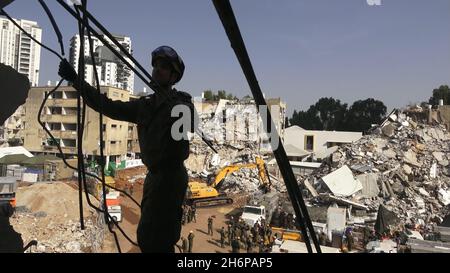 Israeli Soldiers from the rescue unit of the Home Front Command take part in a search and rescue drill in a large demolition site on November 16, 2021 in Tel Aviv, Israel. The Home Front drill simulated search and rescue operation preparing for scenarios that could destroy buildings and trap citizens as a result of a major earthquake or massive barrages of rockets. Stock Photo