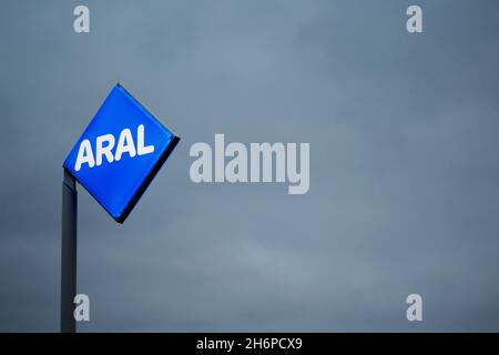 Beleuchtetes ARAL Logo in den Farben blau und weiß bei Nacht, vor einer ARAL Tankstelle in Düsseldorf, Deutschland.