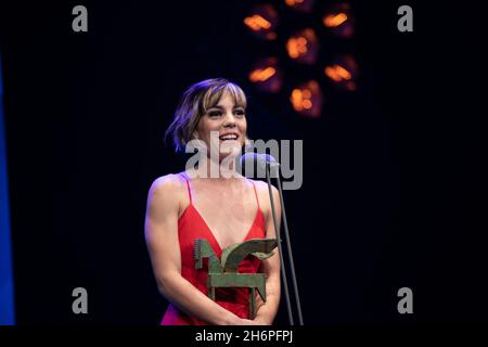 vicky luengo recoge el ondas en el teatro Coliseum de barcelona 2021 Stock Photo