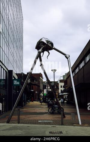 The Woking Martian by Michael Condrom 1998, A chrome electropolished stainless steel statue representing the Martians from H.G Wells War of the Worlds Stock Photo