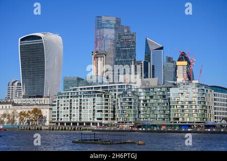London, UK. 17 November 2021. A fine Autumn day in central London with blue sky and sun. Credit: Malcolm Park/Alamy Live News Stock Photo