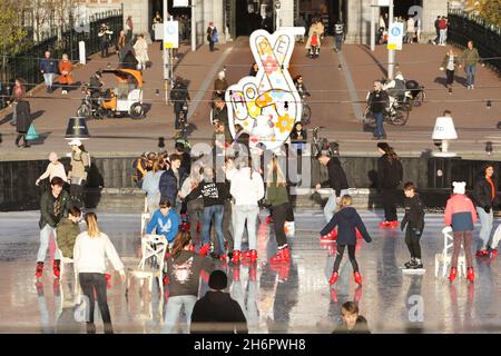 People skate on the ice rink near Rijksmuseum at the Museum Square amid the coronavirus pandemic on November 17, 2021 in Amsterdam,Netherlands. The Coronavirus infections increase again, near 21,000 new people who tested positive for COVID-19 in 24 hours according to the latest survey by Dutch public health institute RIVM. (Photo by Paulo Amorim/Sipa USA) Stock Photo