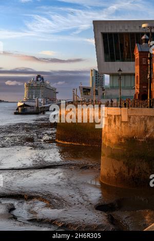 The stunning Royal Albert Docks on Liverpool's historic waterfront. Stock Photo