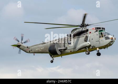 Royal Navy Westland Sea King ASaC.7, Airborne Surveillance and Control Mk.7, converted from AEW2. Airborne early warning version with radar dome Stock Photo