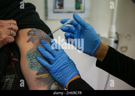 London, UK. 06th Nov, 2021. A NHS health worker administers the Pfizer/BioNTech Covid-19 booster jab to a woman at a vaccination centre as the NHS is preparing for a possible annual Covid-19 booster jabs programme. (Photo by Dinendra Haria/SOPA Images/Sipa USA) Credit: Sipa USA/Alamy Live News Stock Photo