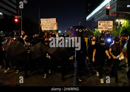Los Angeles, CA, USA. 4th Oct 2020. A violent crowd calls for the abolishing of police after the police involved shooting of Jonathan Price. Credit: Young G. Kim/Alamy Stock Photo