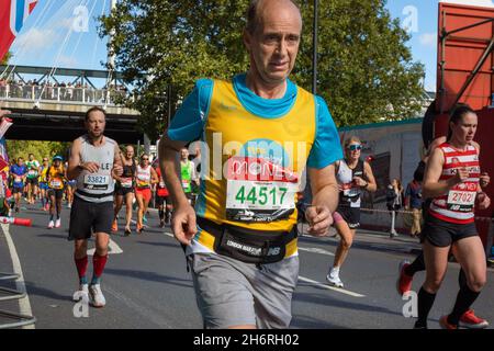 Man running, Virgin Money London Marathon 2021 at the 25 mile point, Victoria Embankment. Stock Photo