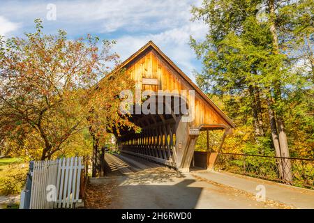 Middle Covered Bridge, a local landmark covered town lattice through truss bridge over Ottauquechee River, Woodstock, Vermont, New England, USA Stock Photo