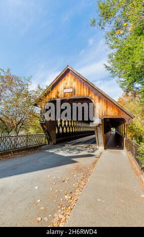 Middle Covered Bridge, a local landmark covered town lattice through truss bridge over Ottauquechee River, Woodstock, Vermont, New England, USA Stock Photo