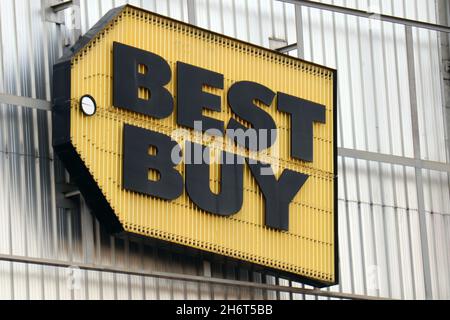 Seattle, United States. 17th Nov, 2021. Best Buy logo is seen on a storefront in Seattle.Best Buy is expected to report its quarterly earnings on November 23, 2021. (Photo by Toby Scott/SOPA Images/Sipa USA) Credit: Sipa USA/Alamy Live News Stock Photo