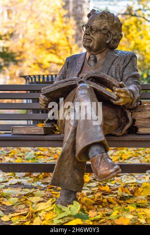 Sculpture of Herman Northrop Frye in the University of Toronto grounds during the autumn season. Nov. 18, 2021 Stock Photo