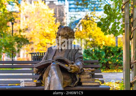 Sculpture of Herman Northrop Frye in the University of Toronto grounds during the autumn season. Nov. 18, 2021 Stock Photo