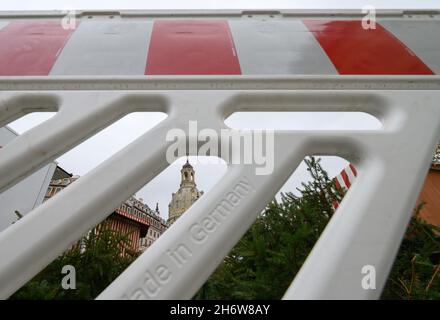 Dresden, Germany. 18th Nov, 2021. Barriers are in place during the set-up of the Historic Christmas Market on Neumarkt in front of the Frauenkirche. Credit: Robert Michael/dpa-Zentralbild/dpa/Alamy Live News Stock Photo