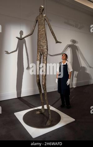 London, UK.  18 November 2021. A technician views 'Are You There?', 2021, by Rowan Gillespie (Est. £40,000-60,000) at the preview of the upcoming Modern British and Irish art sale at Sotheby’s New Bond Street. Credit: Stephen Chung / Alamy Live News Stock Photo