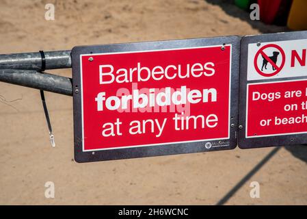 Cornwall, England, UK. 2021. Barbecues forbidden red and white sign at entrance to a Cornish beach. Stock Photo