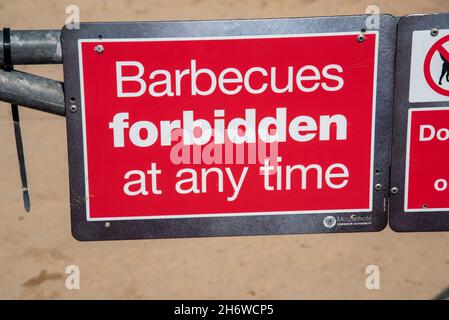 Cornwall, England, UK. 2021. Barbecues forbidden red and white sign at entrance to a Cornish beach. Stock Photo