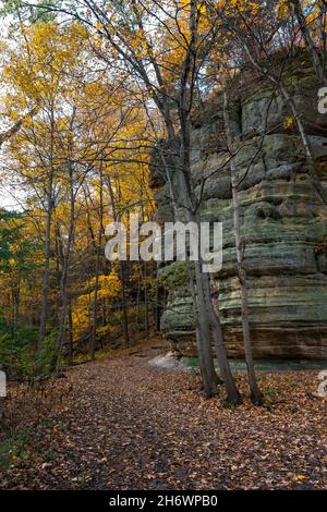 Early morning light at Council Overhang with fall/autumn colors.  Starved Rock state park, Illinois, USA. Stock Photo