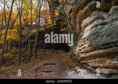 Early morning light at Council Overhang with fall/autumn colors.  Starved Rock state park, Illinois, USA. Stock Photo