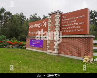 Brick entrance marker for Saratoga Spa State Park at Avenue of the Pines entrance in Saratoga Springs, New York, USA, 2021 © Katharine Stock Photo