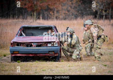 Usa. 22nd Oct, 2021. Soldiers from the Illinois National Guard 2-106th Cavalry Regiment train on multiple ranges at Fort McCoy Oct. 21 and 22. The training consisted of crew-served weapons and small arms qualification, as well as cover-and-move tactics and building assult skills. Credit: U.S. Army/ZUMA Press Wire Service/ZUMAPRESS.com/Alamy Live News Stock Photo