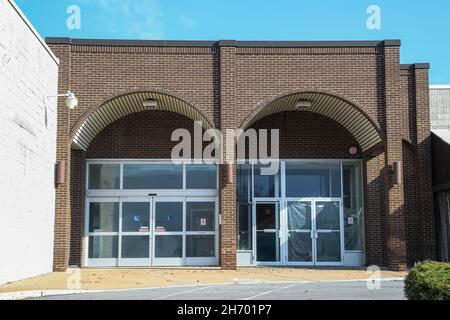 https://l450v.alamy.com/450v/2h701p7/muncy-united-states-18th-nov-2021-an-exterior-view-of-an-entrance-to-the-lycoming-mall-the-lycoming-mall-opened-in-1978-with-hesss-department-store-sears-and-gee-bee-as-its-anchors-credit-sopa-images-limitedalamy-live-news-2h701p7.jpg