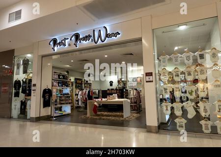 Townsville, Queensland, Australia - November 2021: Custom print wear store in shopping center Stock Photo