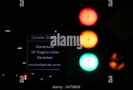 Stuttgart, Germany. 19th Nov, 2021. A display indicates the Corona alert level '2G rule in many areas!' in the city centre, while a traffic light changes from red to green. Since November 17, 2021, the Corona alert level has been in effect in Baden-Württemberg, where unvaccinated people are largely excluded from participating in many recreational, cultural and sporting events. Credit: Marijan Murat/dpa/Alamy Live News Stock Photo