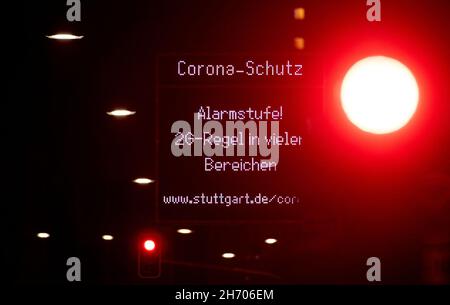Stuttgart, Germany. 19th Nov, 2021. A display indicates the Corona alert level in the city centre, while a traffic light shows a red signal. Since November 17, 2021, the Corona alert level has been in effect in Baden-Württemberg, where unvaccinated people are excluded, largely excluded, from participating in public life, from many recreational, cultural and sporting events. Credit: Marijan Murat/dpa/Alamy Live News Stock Photo