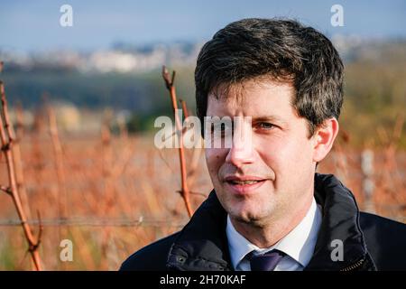Pouilly-le-Monial (France), 18 November 2021. Julien Denormandie, Minister of Agriculture, was visiting the Beaujolais region on the occasion of the l Stock Photo