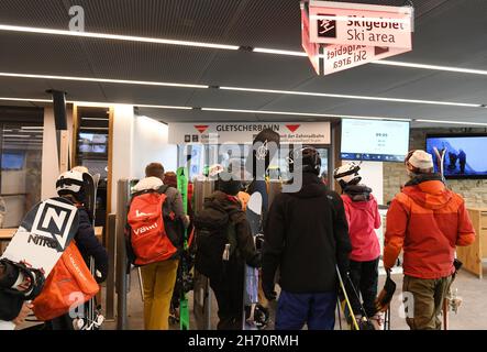 Grainau, Germany. 19th Nov, 2021. Skiers are on their way to the glacier lift. Germany's highest ski resort on the Zugspitze started the winter season 2021/2022 on 19.11.2021. Credit: Angelika Warmuth/dpa/Alamy Live News Stock Photo