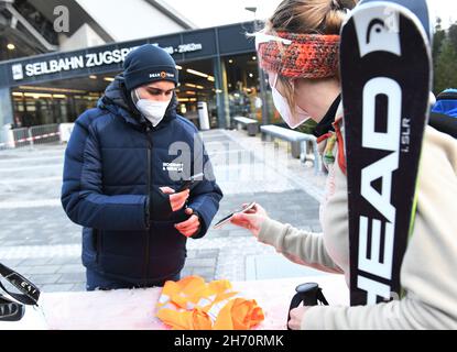 Grainau, Germany. 19th Nov, 2021. Skiers arrive at the 2G control at the Talstadion. Germany's highest ski resort on the Zugspitze started the winter season 2021/2022 on 19.11.2021. Credit: Angelika Warmuth/dpa/Alamy Live News Stock Photo