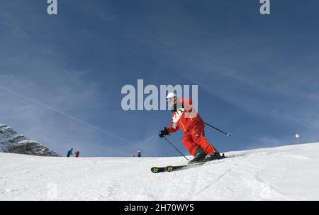 Grainau, Germany. 19th Nov, 2021. Skiers are on the move on the Zugspitzplatt. Germany's highest ski resort on the Zugspitze started the winter season 2021/2022 on 19.11.2021. Credit: Angelika Warmuth/dpa/Alamy Live News Stock Photo