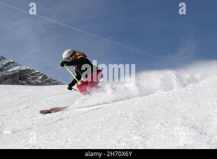 Grainau, Germany. 19th Nov, 2021. Skiers are on the move on the Zugspitzplatt. Germany's highest ski resort on the Zugspitze started the winter season 2021/2022 on 19.11.2021. Credit: Angelika Warmuth/dpa/Alamy Live News Stock Photo