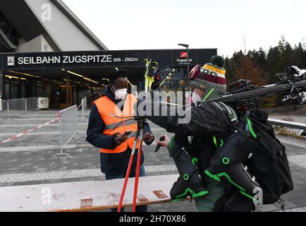 Grainau, Germany. 19th Nov, 2021. Skiers arrive at the 2G control at the Talstadion. Germany's highest ski resort on the Zugspitze started the winter season 2021/2022 on 19.11.2021. Credit: Angelika Warmuth/dpa/Alamy Live News Stock Photo